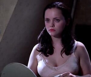 Naked Christina Ricci Sexy - The Man Who Cried (2000)