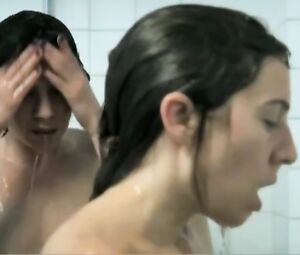 Topless Charlotte Corman, Cylia Malki - La menagerie de Betty (2009)