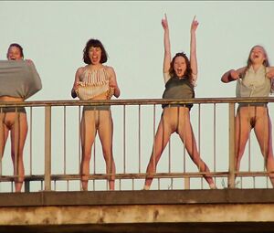 Nude Laura Drosopoulos, Maxime Jacobs, Pauline Casteleyn, Salome van Grunsven, Gaia Sofia Cozijn - Wij (2018)