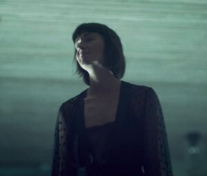 Nude Kim Riedle - Skylines s01e06 (2019)