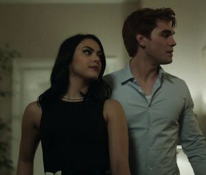 Nude Lili Reinhart – Riverdale s01e13 (2017)
