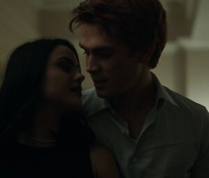 Nude Lili Reinhart – Riverdale s01e13 (2017)