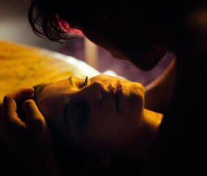 Nude Almila Bagriacik - Nur eine Frau (2019)