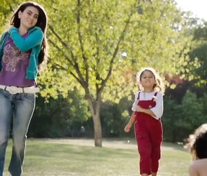 Nude Almila Bagriacik - Nur eine Frau (2019)