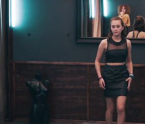 Nackte Mercedes Muller, Hanna Hilsdorf, Julia Dietze - Smile (2018)