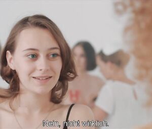 Nackte Mercedes Muller, Hanna Hilsdorf, Julia Dietze - Smile (2018)