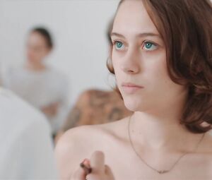 Nackte Mercedes Muller, Hanna Hilsdorf, Julia Dietze - Smile (2018)