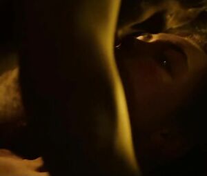 Man misuses power to fuck the girl he loves to see how she cums in Outlaw King (2018)