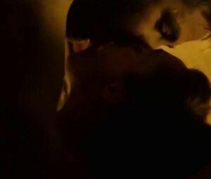 Man misuses power to fuck the girl he loves to see how she cums in Outlaw King (2018)