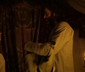 Man misuses power to fuck the girl he loves to see how she cums in Outlaw King (2018)