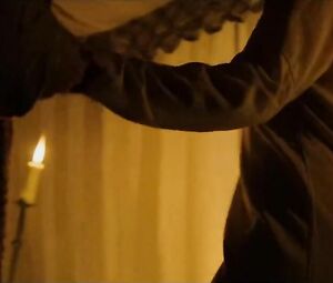 Man misuses power to fuck the girl he loves to see how she cums in Outlaw King (2018)