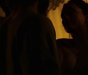 Man misuses power to fuck the girl he loves to see how she cums in Outlaw King (2018)