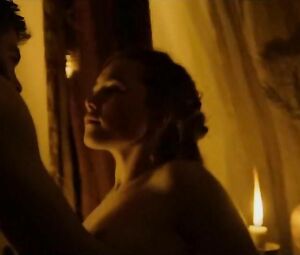 Man misuses power to fuck the girl he loves to see how she cums in Outlaw King (2018)