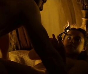 Man misuses power to fuck the girl he loves to see how she cums in Outlaw King (2018)