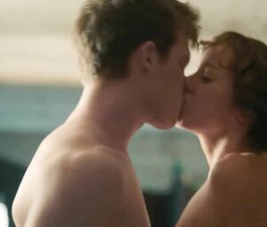 Enticing babe Julia Koschitz teases womanizers and gets nailed in Jonathan (2016)