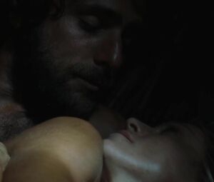 Madonna nude trusts guy with body and makes it on the beach in Swept away (2002)