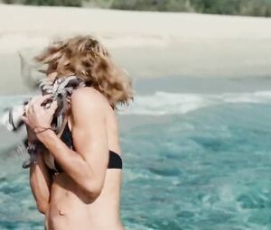 Madonna nude trusts guy with body and makes it on the beach in Swept away (2002)
