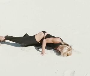 Madonna nude trusts guy with body and makes it on the beach in Swept away (2002)