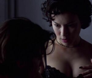 It takes less than minute for Jennifer Tilly to entice Gina Gershon in Bound (1996)