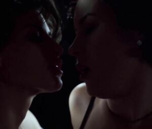 It takes less than minute for Jennifer Tilly to entice Gina Gershon in Bound (1996)