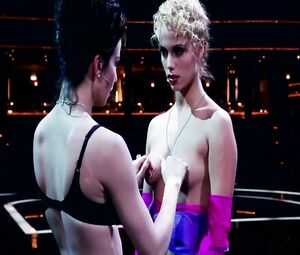 Strippers Elizabeth Berkley and Gina Gershon excite men and chicks in Showgirls (1995)