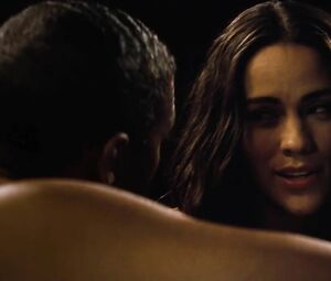 Paula Patton manages to excite black man during the naked moment from 2 Guns movie