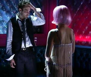 Natalie Portman with pink wig easily exposes body to man because he pays in Closer (2004)