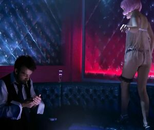 Natalie Portman with pink wig easily exposes body to man because he pays in Closer (2004)