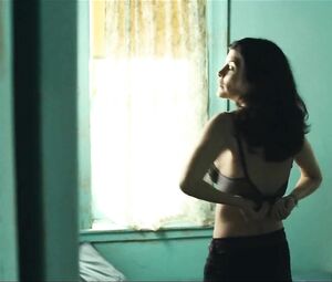 Guy falls for lesbian girlfriends Audrey Tautou and Kelly Reilly in Chinese Puzzle (2013)