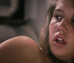 Lea Seydoux takes advantage of Adele Exarchopoulos' wet twat to scissor and cum together