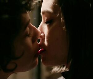 Roberta Colindrezs and Mishel Prada don't ask for consent but start fucking in Vida