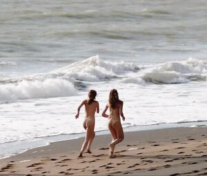 Topless Antonia Fotaras (Nina Fotaras) in Addio al nubilato (2021)
