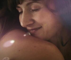 Naomi O'Taylor naked with another lady in Hunajaa (2020)