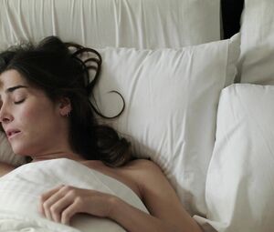 Estocolmo s01e02 (2016) - sexy Marcela Caldeira undressing and more