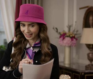 Hot scene >>> Carlson Young - Emily in Paris s01e07 (2020)