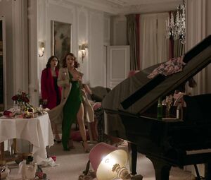 Hot scene >>> Carlson Young - Emily in Paris s01e07 (2020)