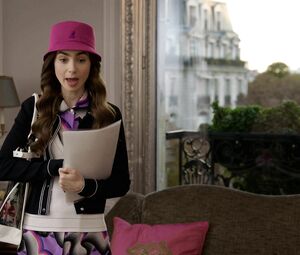 Hot scene >>> Carlson Young - Emily in Paris s01e07 (2020)