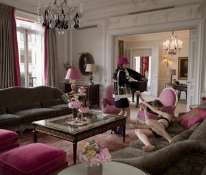 Hot scene >>> Carlson Young - Emily in Paris s01e07 (2020)