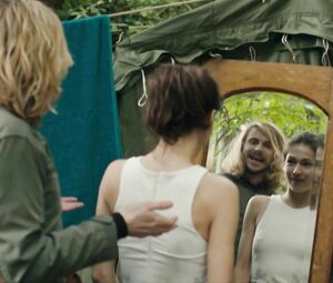 Nude Malya Roman shows her tits in Nu s01e09 (2018)