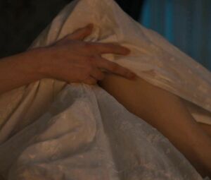Ultimate collection of sexy Phoebe Dynevor scenes from Bridgerton s01e03-08 (2020)