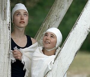 Maria Valverde, Eva Green nude - Cracks (2009)