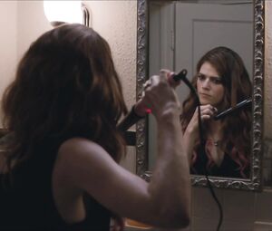 Rose Leslie, Gina Rodriguez - Sticky Notes (2016)