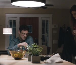 Rose Leslie, Gina Rodriguez - Sticky Notes (2016)