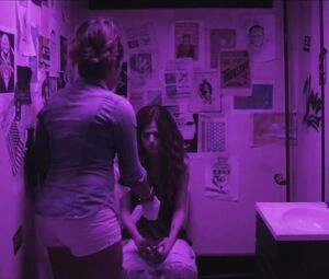 Rose Leslie, Gina Rodriguez - Sticky Notes (2016)