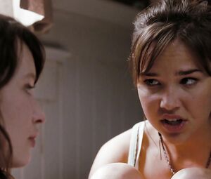 Arielle Kebbel nude, Emily Browning sexy, Elizabeth Banks sexy – The Uninvited (2009)