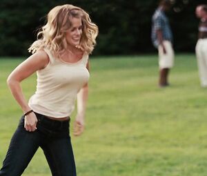Alice Eve sexy โ Sex and the City 2 (2010)