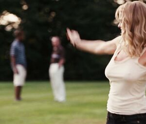 Alice Eve sexy โ Sex and the City 2 (2010)