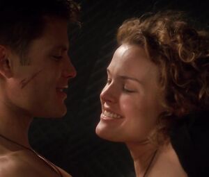 Dina Meyer nude โ Starship Troopers (1997)