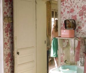 Lea Seydoux nude – Roses a credit (2010)
