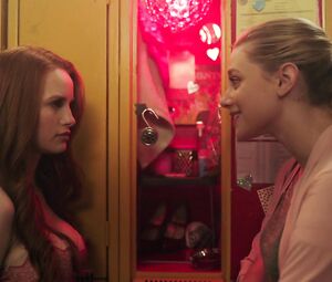 Madelaine Petsch Sexy - Riverdale s02e02 (2017)